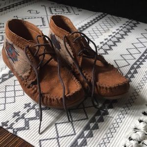 Minnetonka lace up moccasins